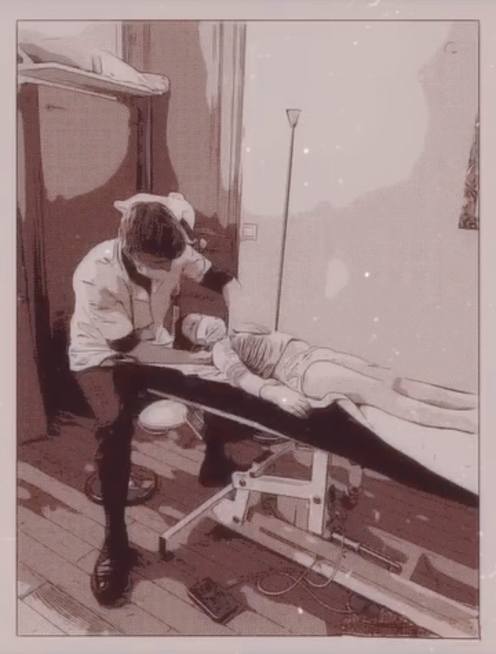 Ostéopathe assis près de la table de soin, la main posée avec douceur sur une jeune patiente allongée, illustration en demi-teintes sépia