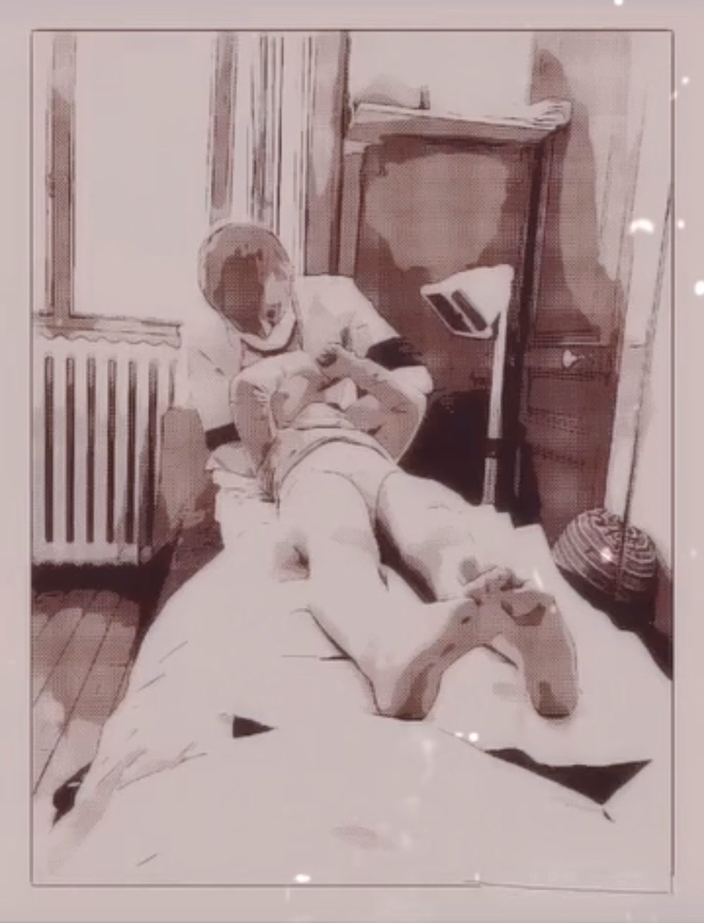 Patient allongé sur la table de soin, les pieds au premier plan, visage flouté, ostéopathe à sa tête, illustration en demi-teintes sépia